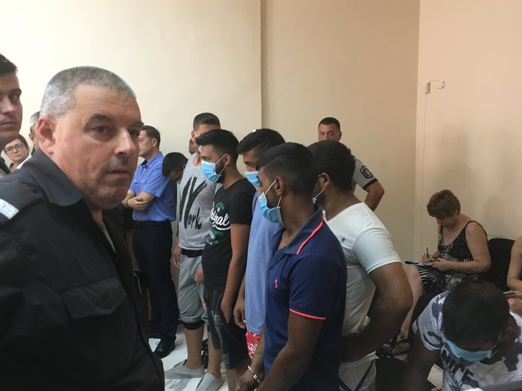 Гледането на мярката за неотклонение на деветимата от ромската махала е отложено с 90 минути