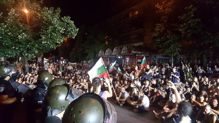 Протестиращите отказват да се разотидат, седят на пътя и пеят химна