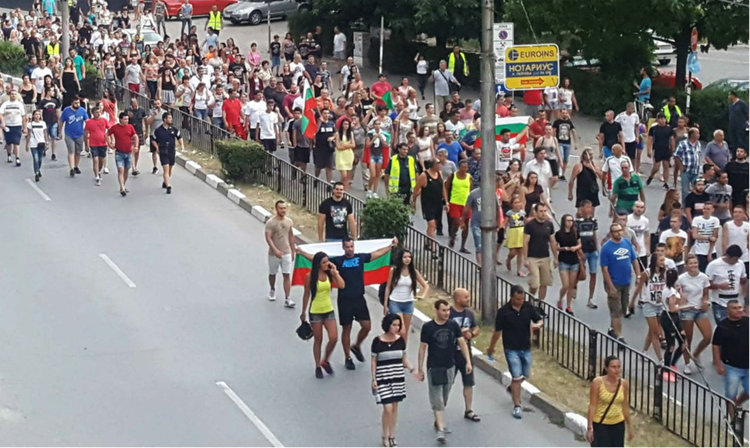 Кадри от шествието в Асеновград