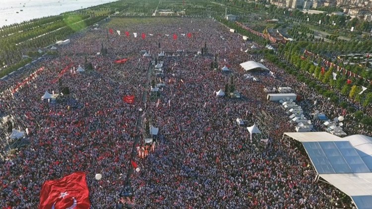 Турската опозиция демонстрира събуждането си