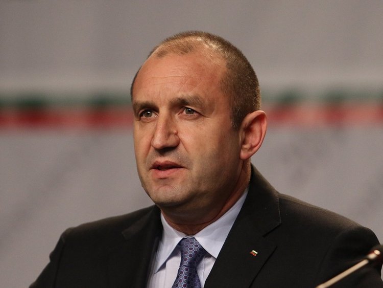 Радев: Правителството ще протака за изтребителите