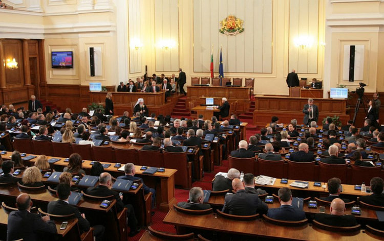 НС гласува за запазване прага на плащанията в брой  до 10 000