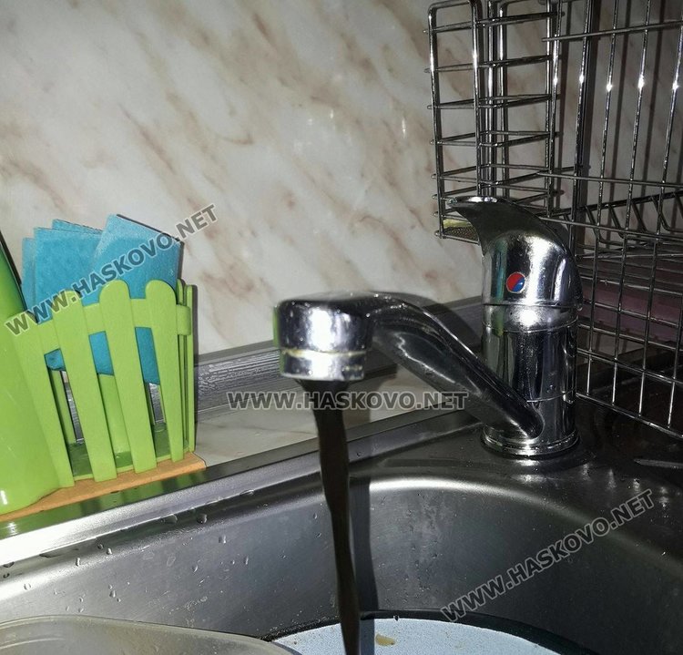 Черна вода потече от чешми на улица „Македония“