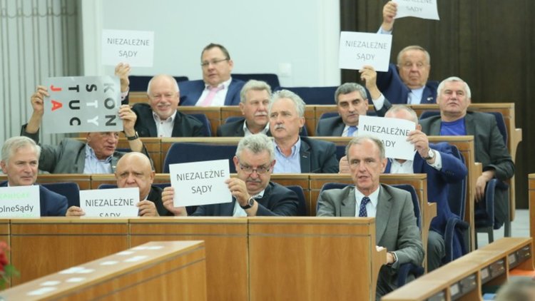 Полша прие спорни промени в съда