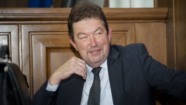 Адвокатът на Цветан Василев: Да не се връща в България