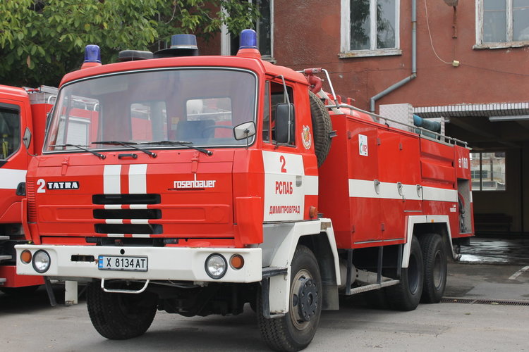 Кола се запали в движение по пътя за Радиево
