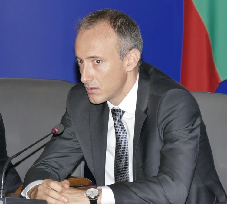 Министър Вълчев с апел да се съхранят професионалните паралелки с до 10 ученици