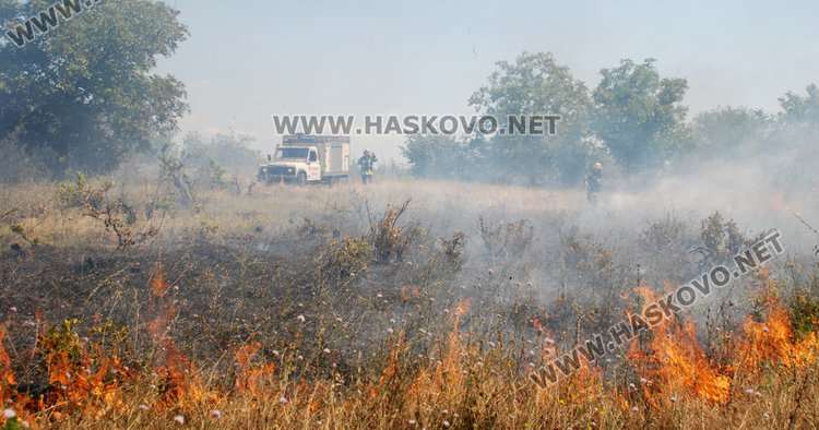 Локализираха пожар в Поповица, гори до бургаска вилна зона