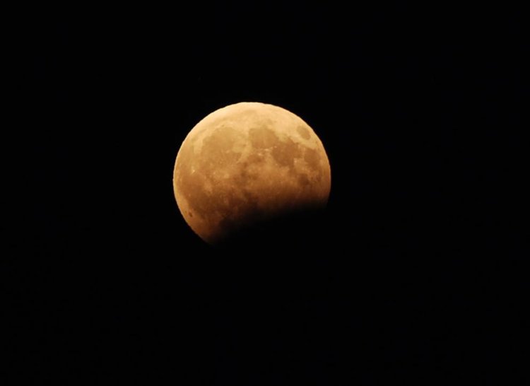 Първите уникални снимки на частичното лунно затъмнение, заснети в Планетариума в Смолян