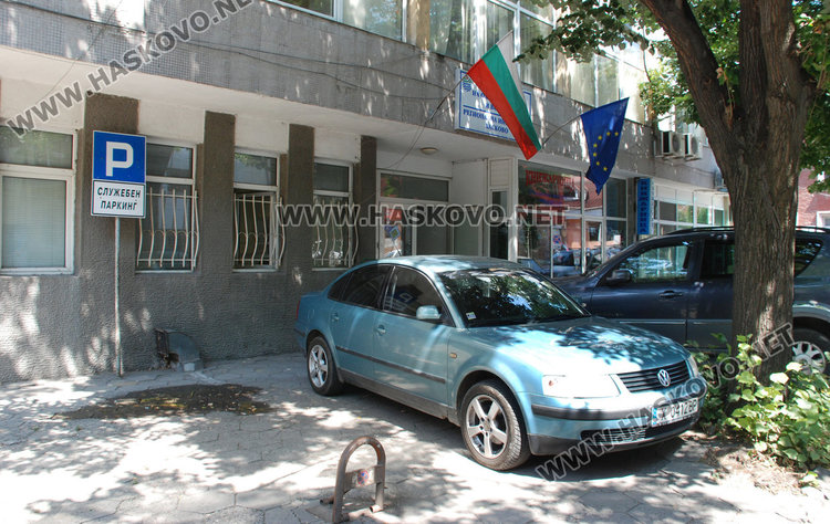 Екоинспекцията в Хасково с незаконен служебен паркинг на тротоара