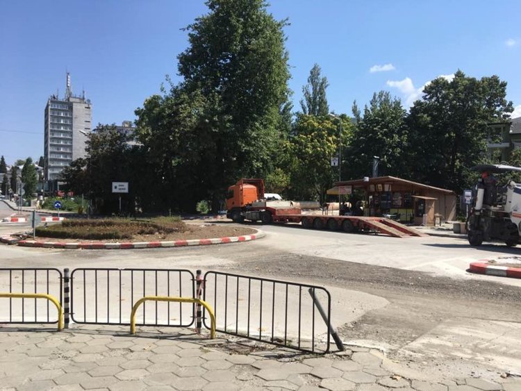 Променят за седмица движението в района на Пешеходния мост