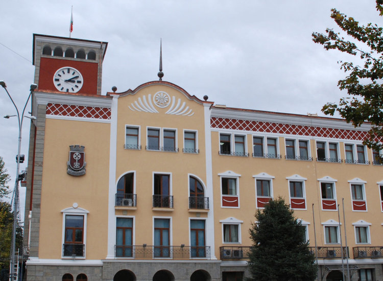 Общинските съветници се събират извънредно днес, трябват още пари за ремонтите в школата 