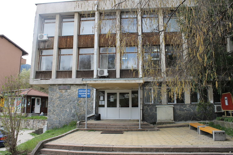 Сливат Техническия колеж в Смолян с физическия факултет