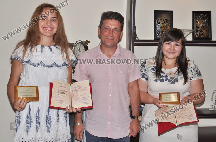 Деница и Елис от Езиковата с национални дипломи от МОН