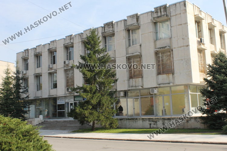 Търсят учител по химия и физика чрез Бюрото по труда