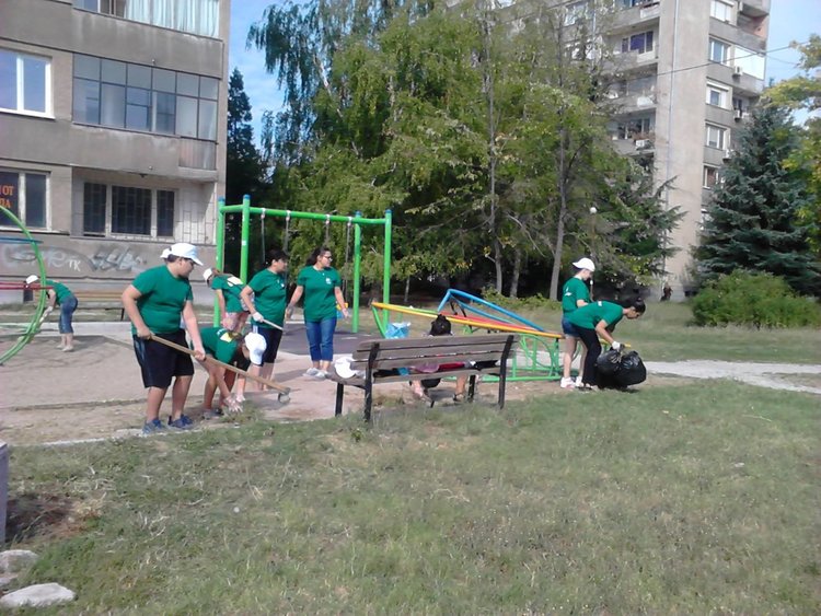 Учениците от ОУ“Св.Климент Охридски“ почистиха детска площадка в чест на Съединението