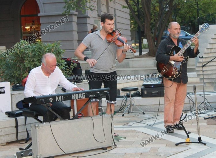 Джаз трио Димитровград свири на Нaskovo JAZZ