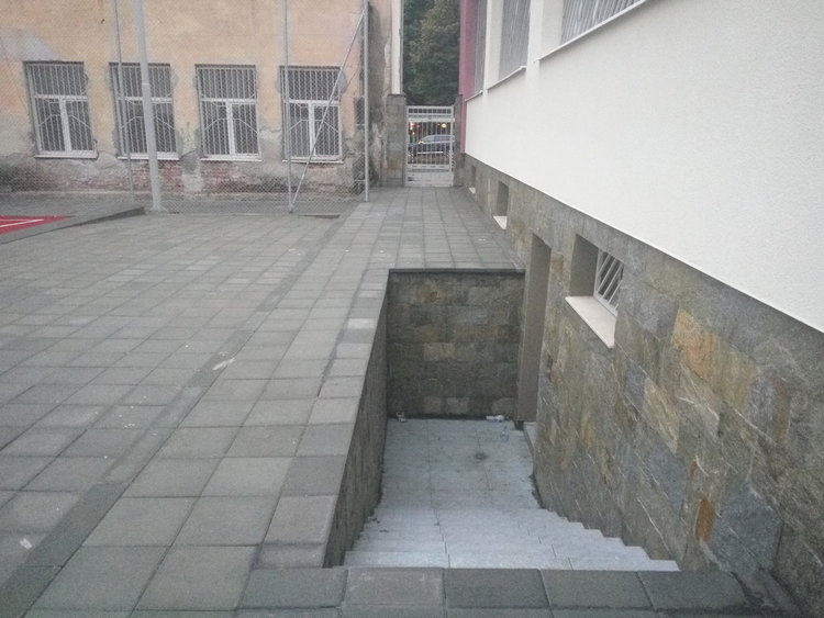 Опасно стълбище в двора на „Рилски“, слагат парапет до дни