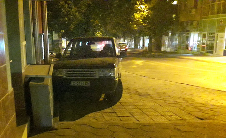 Хасковлия: джип паркира на тротоар и троши бордюра и плочките
