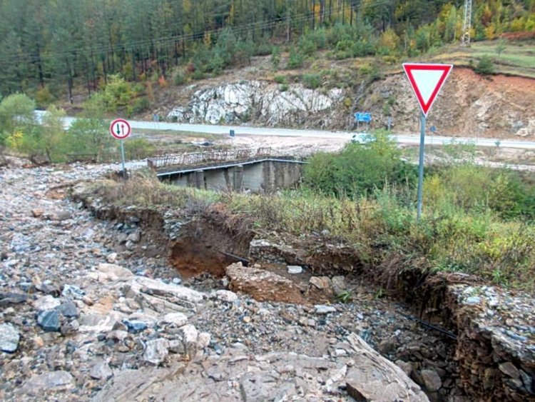 Дъждовете изровиха пътища в Рудоземско, село откъснато от света