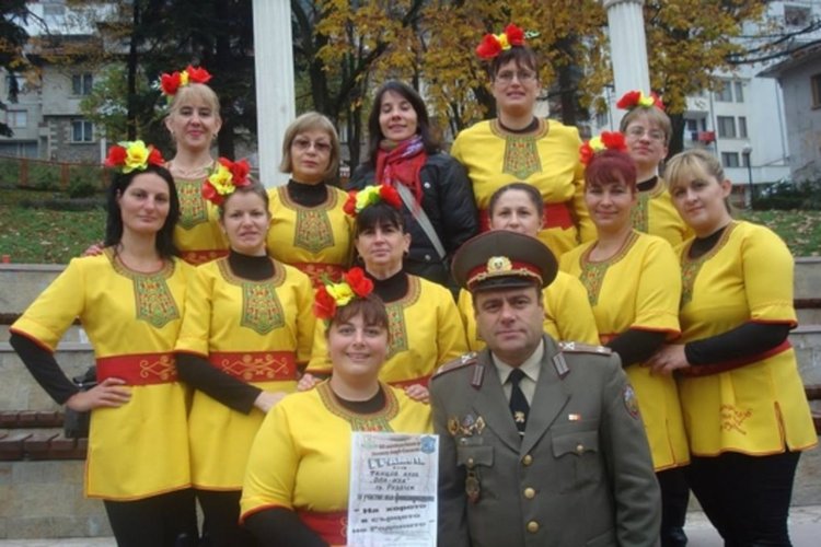 Хора и танци за празника на сухопътните войски в центъра на Смолян през ноември