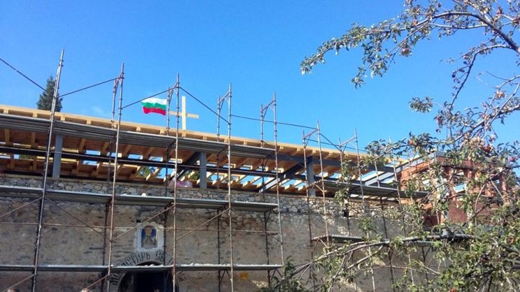 Правят нов водопровод на Мулдавския манастир