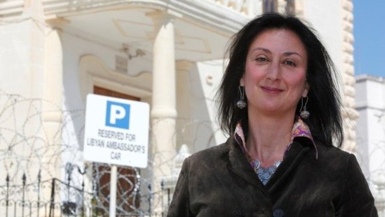 Хиляди на бдение за взривената журналистка от Малта