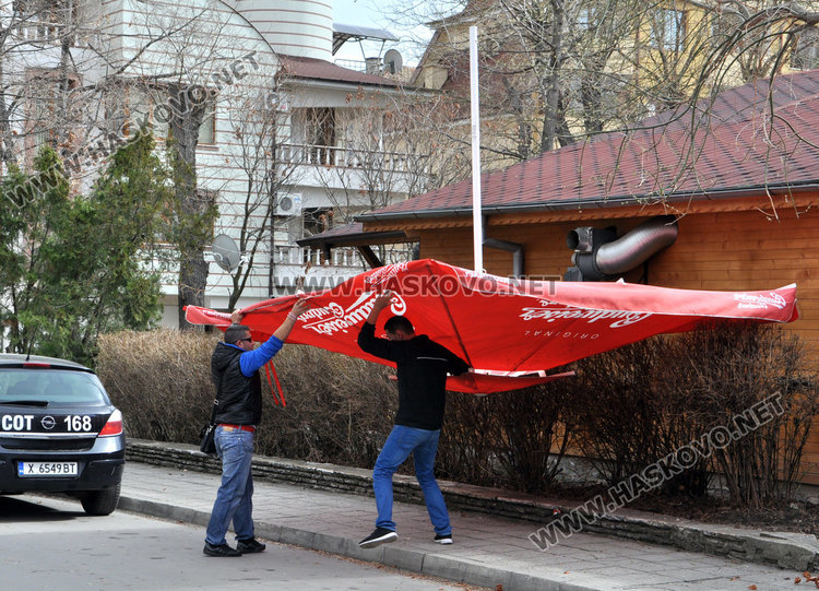 Вятърът отнесе покрив в Хасково, Въгларово без ток