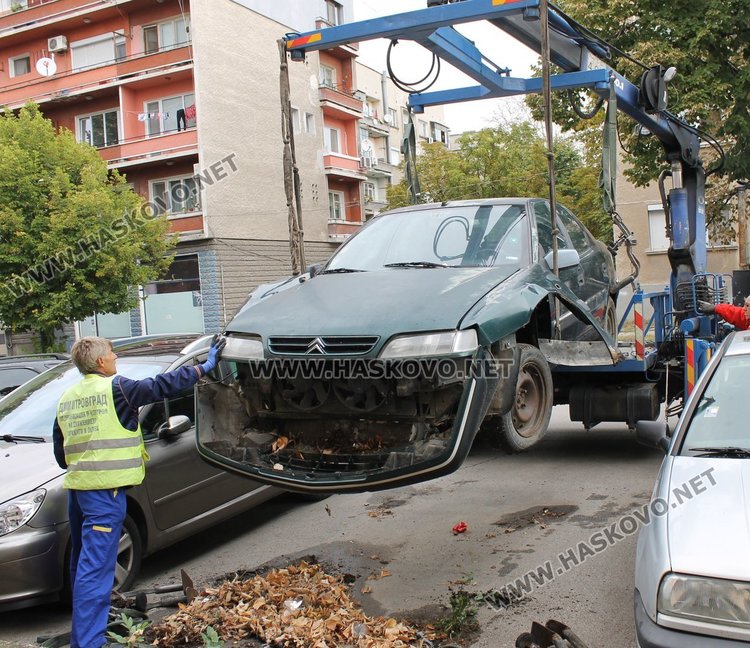 Тече срока за 45 стари коли, изоставени на обществени места в Димитровград