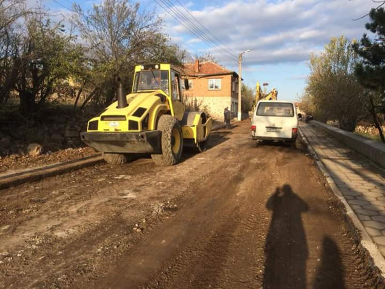 След 45 години, главната улица в Буково отново е асфалтирана