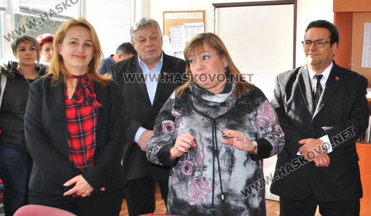Посланичката на Венецуела ще праща помагала по испански на Езиковата