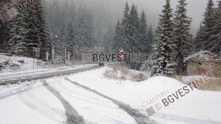 Заради снега: забраниха ремаркета  и полуремаркета през проходите в Смолянско