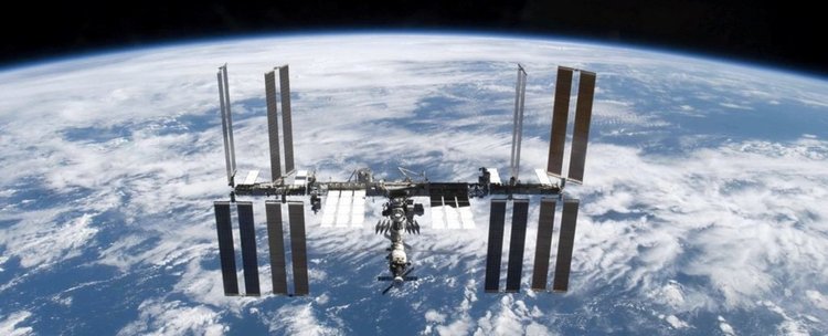 Откриха живи бактерии по външната страна на МКС