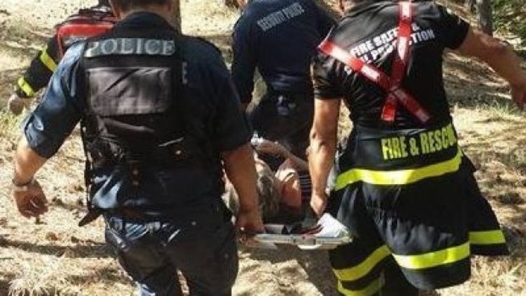 Пожарникари за пореден път помагат на спешни медици да пренесат болна жена