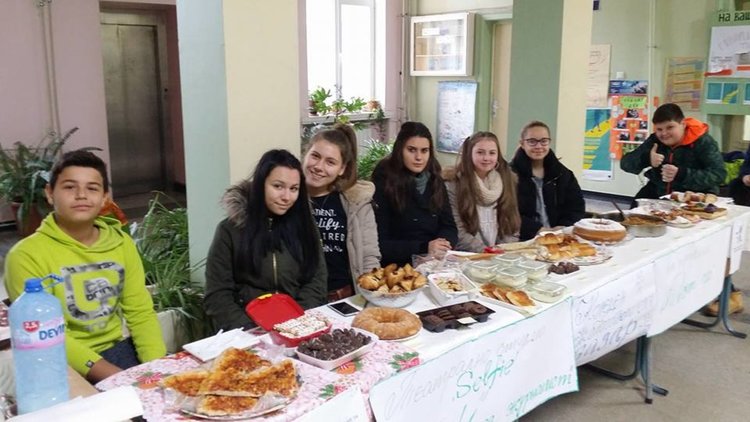 200 лв.набра Коледен благотворителен базар в Езиковата гимназия