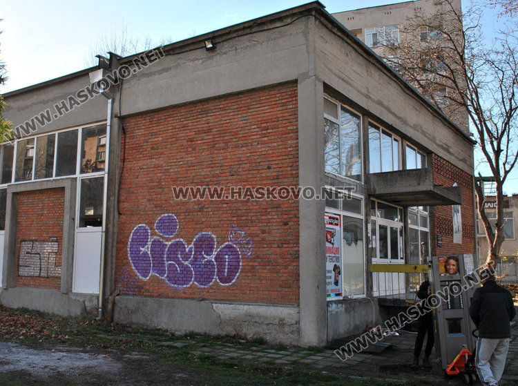 Монтираха лампи на стадион „Младост“