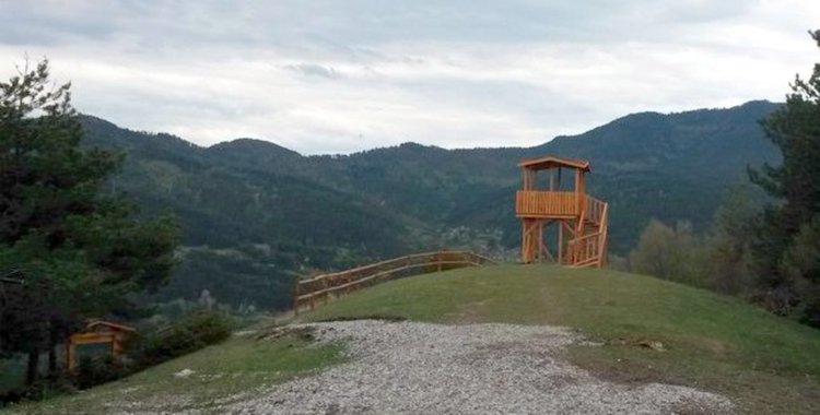 Силен вятър наклони наблюдателна кула над Ягодина, откърти ламарина в Смолян