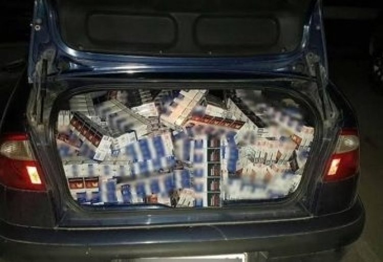 Задържаха шофьор на Опел, натъпкан с 40 000 незаконни цигари