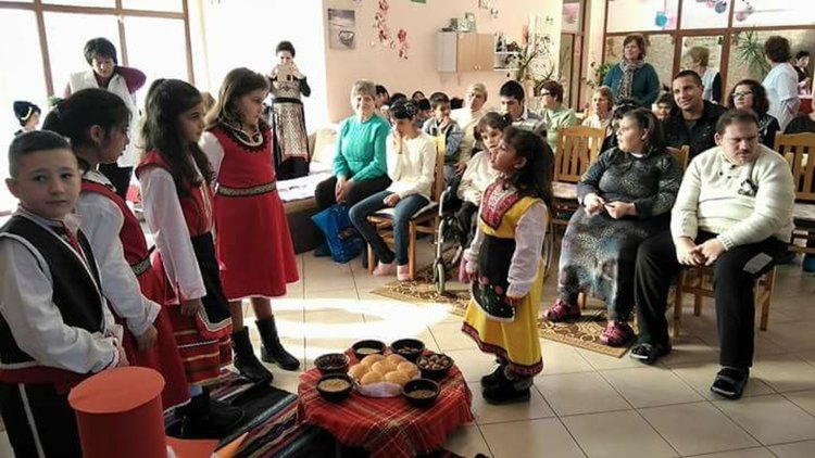 Множество дарители зарадваха потребителите от център  "Дъга" за Коледа
