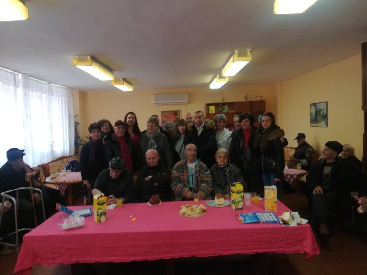 ГЕРБ с коледна радост за възрастните хора