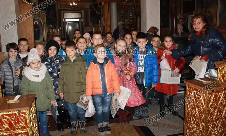Коледни торбички за децата раздава димитровградската църква