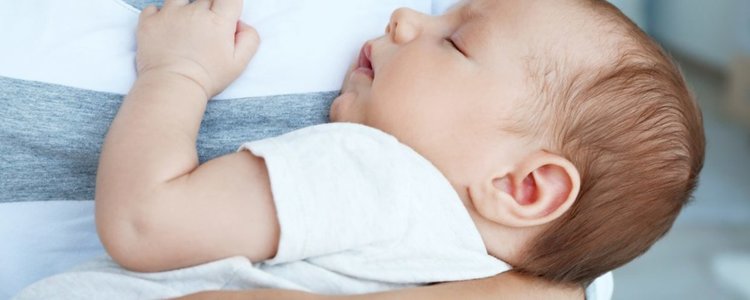 Научно потвърдено: носенето успокоява бебетата
