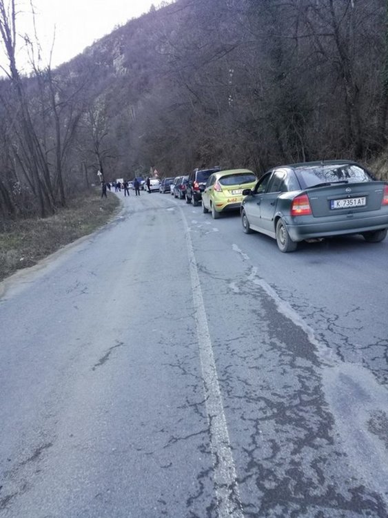 Катастрофа блокира пътя между Средногорци и Мадан за повече от час, пострадаха младежи