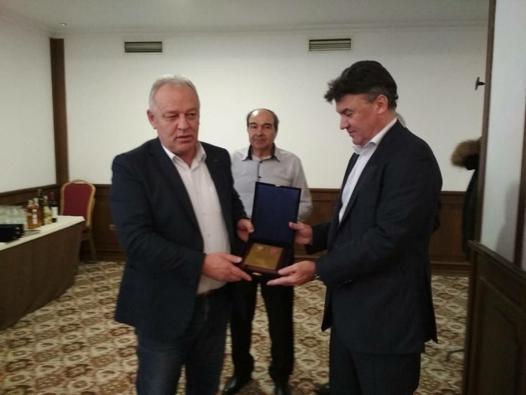 Кметът Николай Мелемов с награда за цялостен принос във футбола
