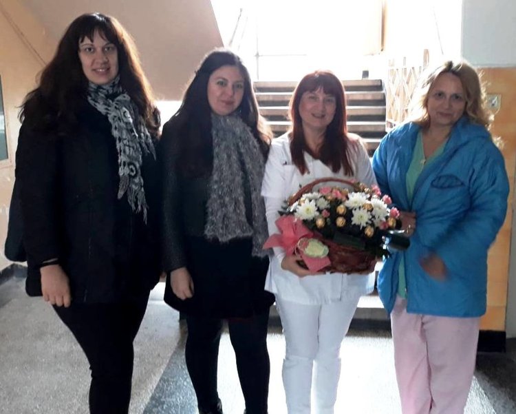 Младежи поздравиха акушерите и гинеколозите в Деня на родилната помощ 