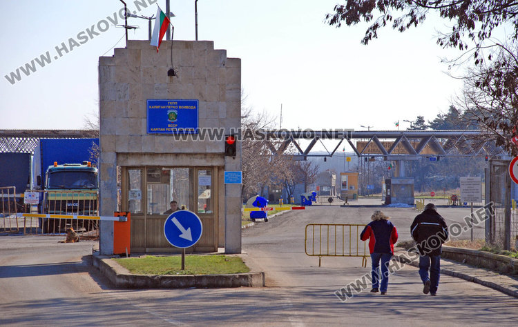 Спипаха трима нелегални, скрити в камион с бяла техника