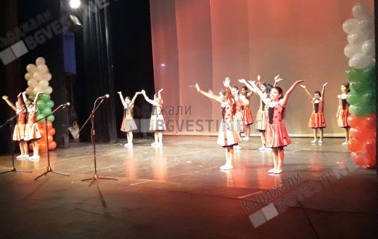 С впечатляващ концерт учениците от „Яворов“ отбелязаха полувековен юбилей