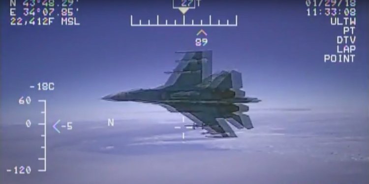 Видео показва как руският Су-27 прихваща американския EP-3 Arie над Черно море (видео)