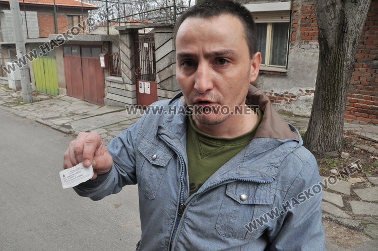 Дърво руши къща, хасковлия чака половин година да го отсекат
