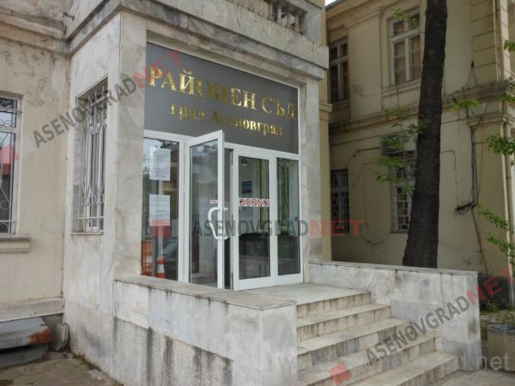 Условни присъди за трима ограбили асеновградчанин на улицата